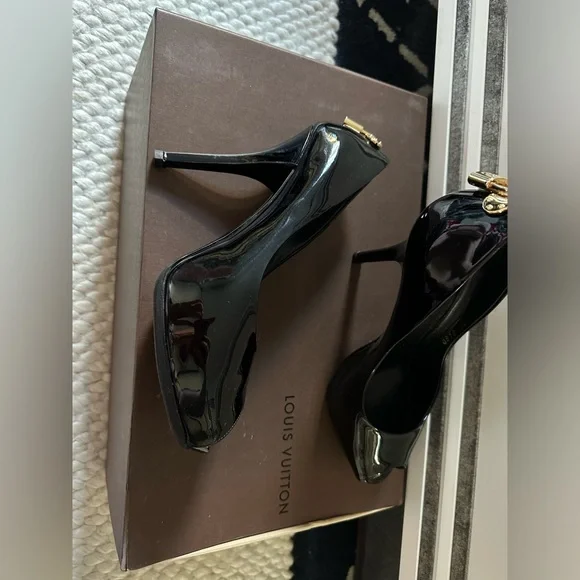 Gorgeous Louis Vuitton Oh Really Black Patent Leather Open-Toe